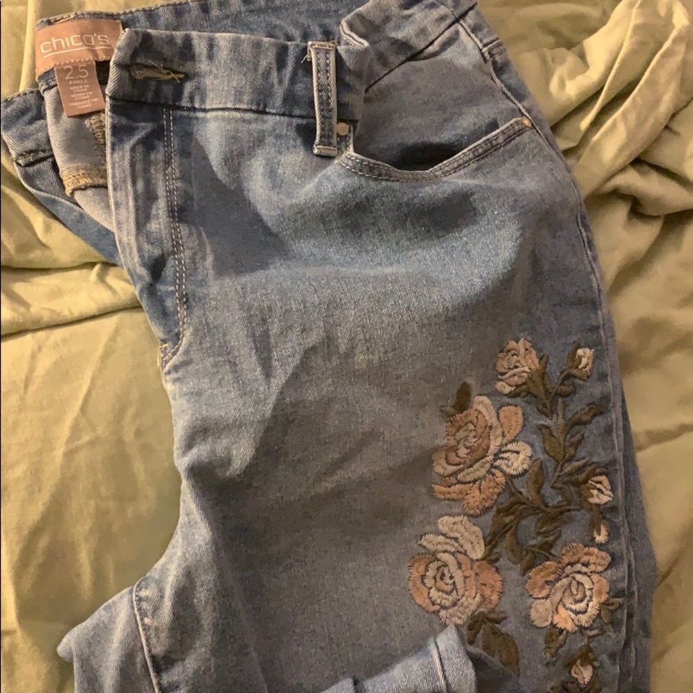 CHICOS 2.5 ankle 29” inseam embroidered jeans